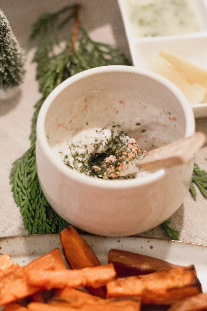 Minimalist Christmas Dinner Tablescape