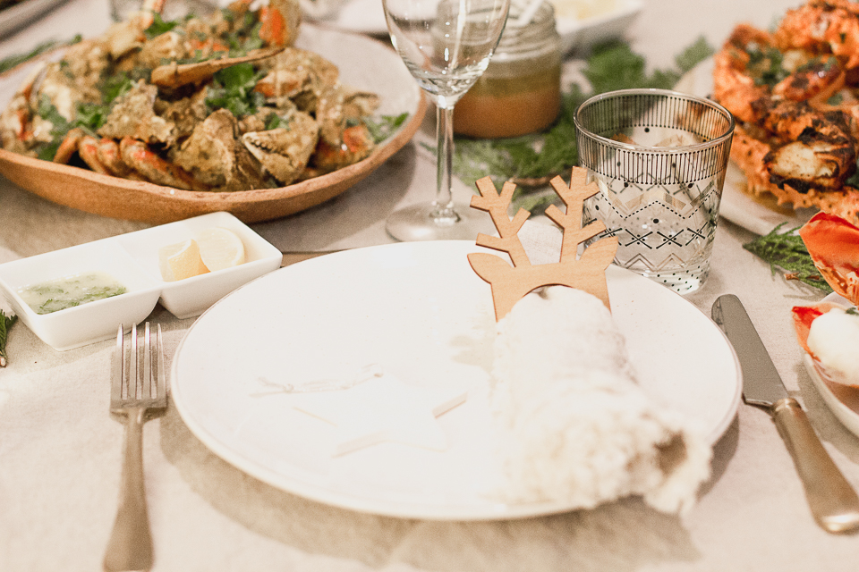 Minimalist Christmas Dinner Tablescape